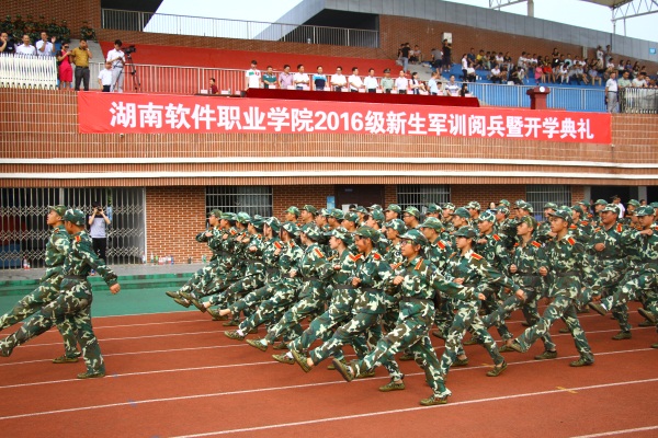 2軍訓(xùn)隊(duì)伍分列式接受檢閱.jpg